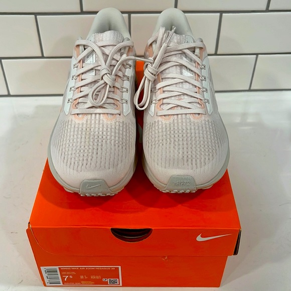 ** NWT** Women’s Nike Air Zoom Pegasus Size 7.5 - Picture 3 of 5